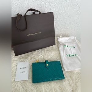 💚Bottega Veneta Medium Bi-Fold Zip Wallet💚